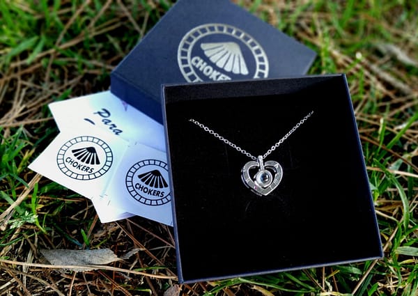 Colgante de corazón en plata "100 maneras de decir te amo" - Imagen 2